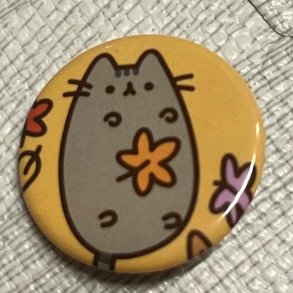Cute Cat Pin with Yellow Background - Picture 1 of 1